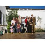 Grand-m�re bien entour�e