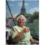 Sant� ! devant la Tour Eiffel